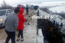 В Татарстане грузовик 'КАМАЗ' рухнул с моста в реку. Но водитель и пассажир выжили